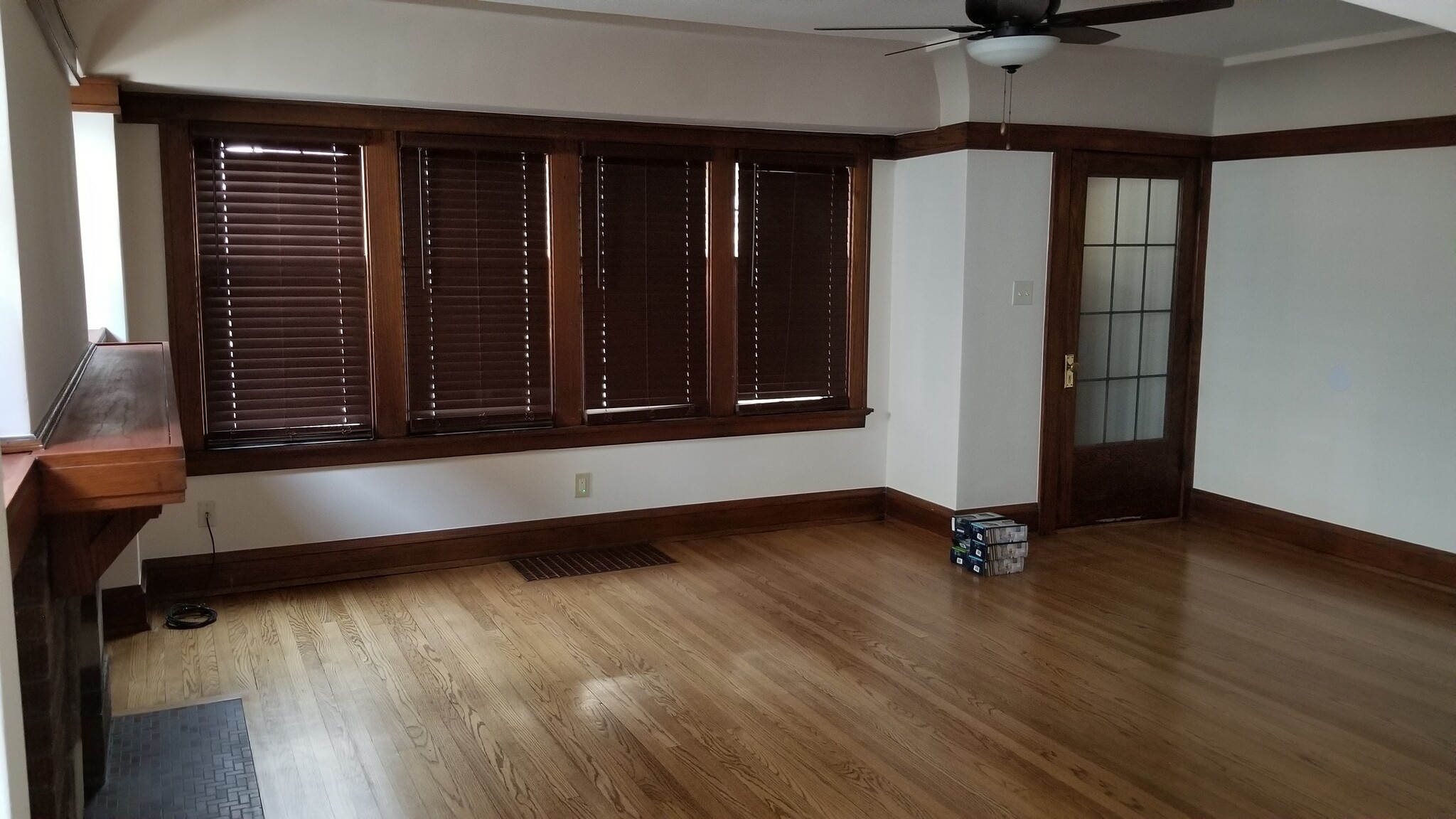 Living room. - 1522 E Marion St
