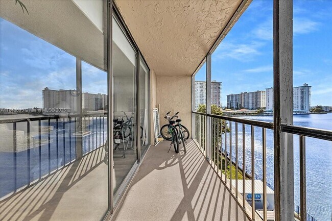 Building Photo - 17600 N Bay Rd