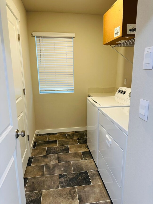 Building Photo - Newer 3-Story 3 Bedroom DR Horton Home in Lake Stickney/Everett - SHORT TERM LEASE OFFER