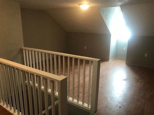 Building Photo - Charming 3 Bedroom, 1.5 Bathroom Residence...