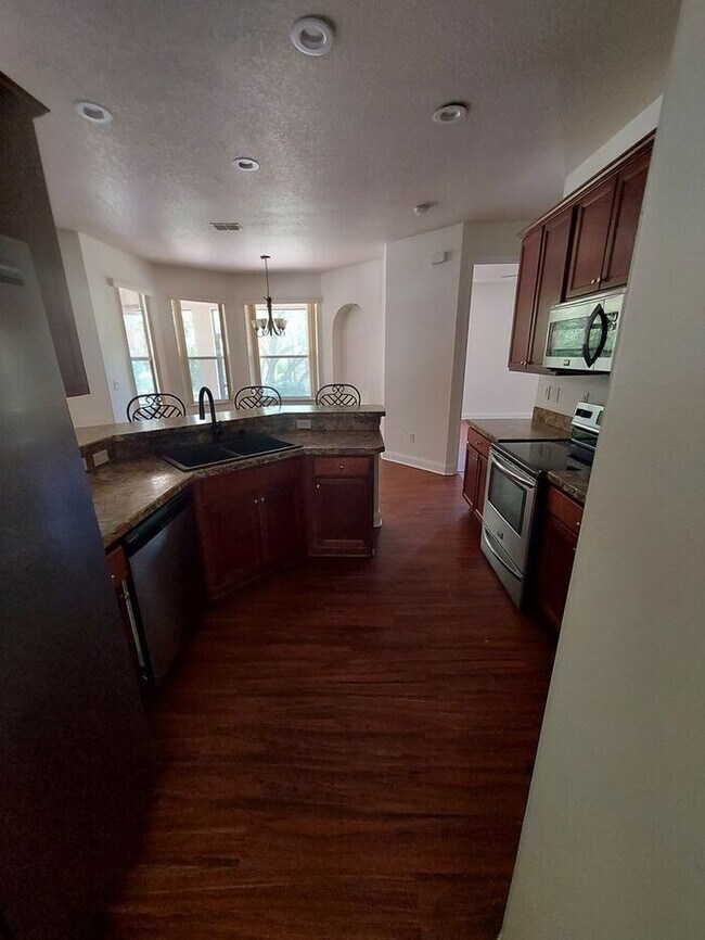 Building Photo - Beautiful 3/2/2 on 1/3 of an acre