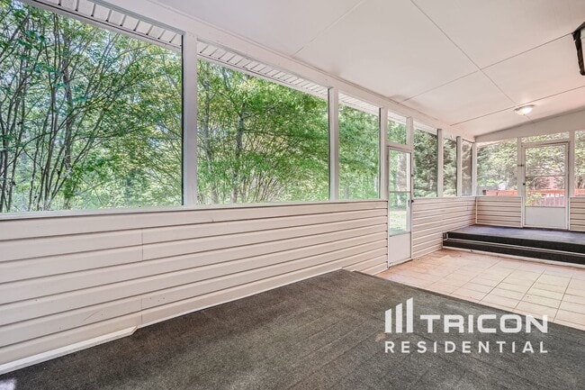 Building Photo - 713 Forestglen Dr