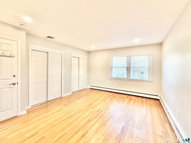 Building Photo - 36 Center Dr