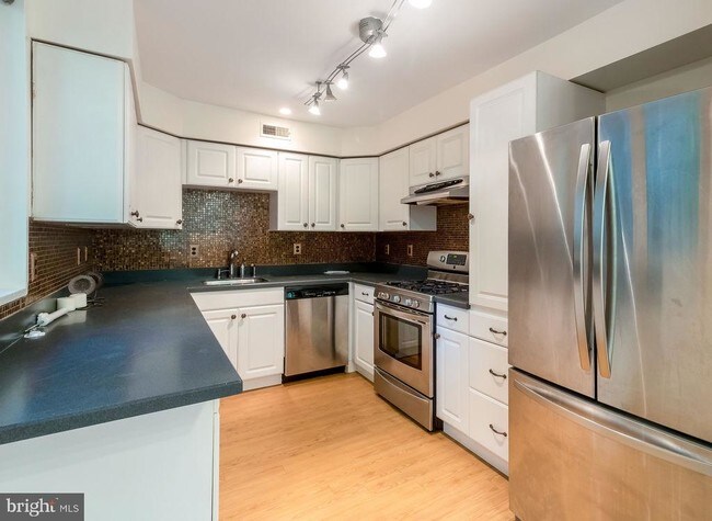 Building Photo - 4111 Denfeld Ave
