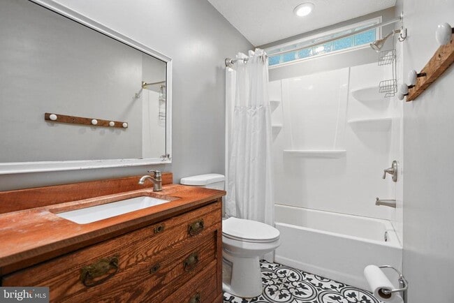Building Photo - 5400 Woodlyn Ct