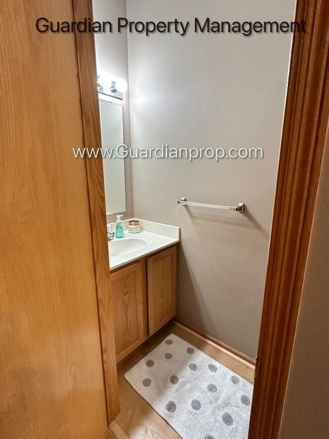 Building Photo - Eden Prairie End Unit Town Home, 2 Car Gar...