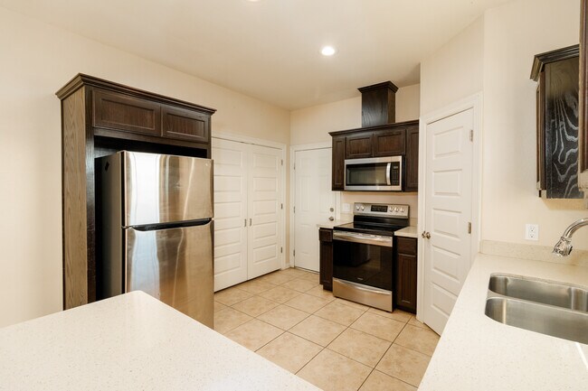 Building Photo - 2706 E Garfield Ave