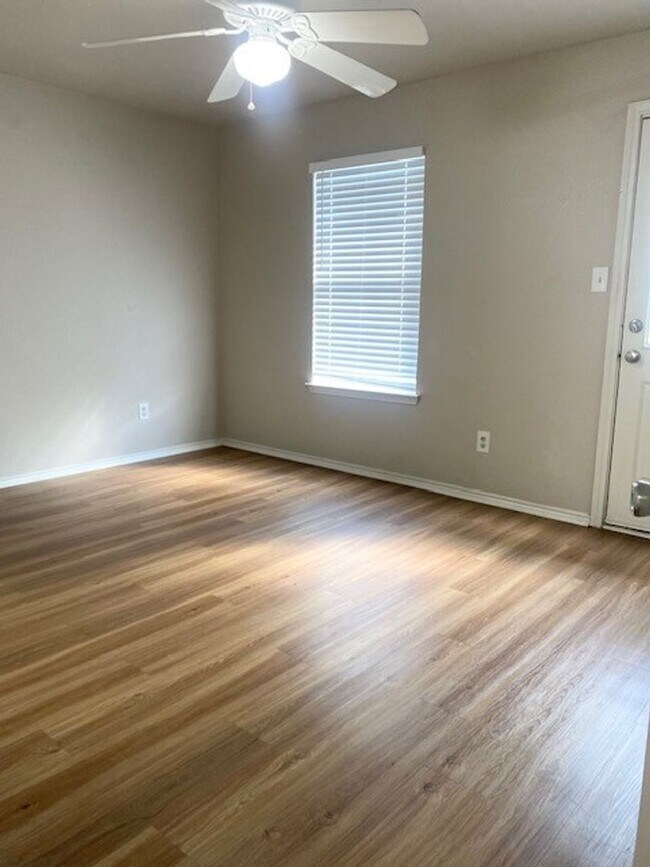 Building Photo - 305 Schumacher Dr
