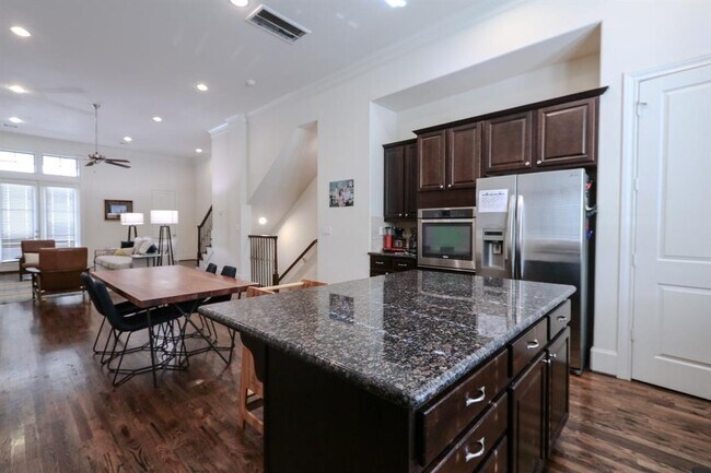 Building Photo - 2033 Fannin St