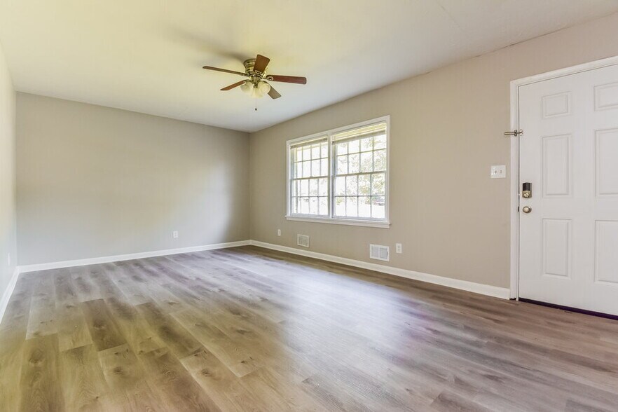Building Photo - 6681 Green Meadows Ln