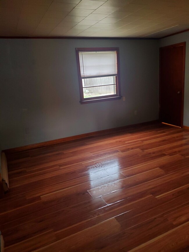 Building Photo - Clean and spacious 1 bedroom house!