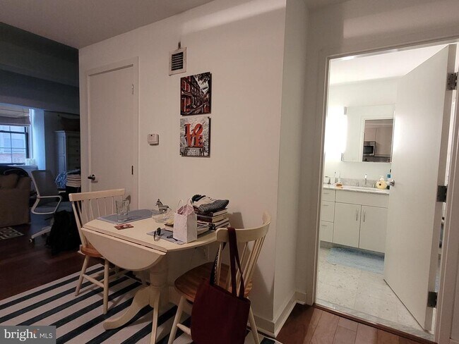 Building Photo - 219 S 18th St