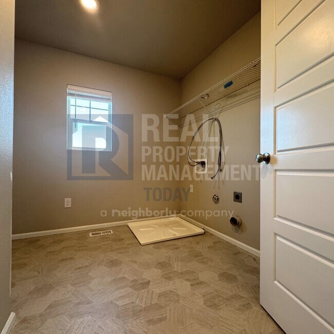 Building Photo - Beautiful Modern 3 Bedroom In Puyallup!!