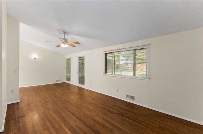 Building Photo - 2132 Fairway Cir NE