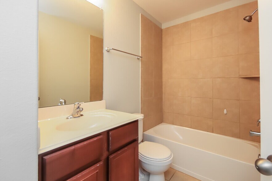 Building Photo - 2131 Golden Topaz Dr