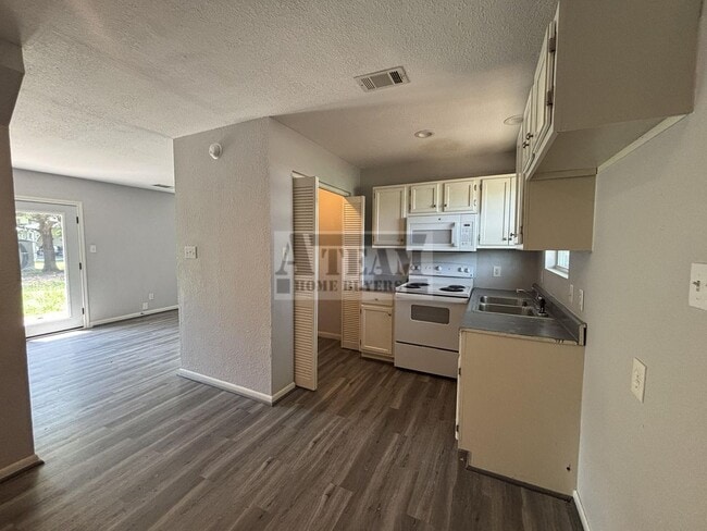 Building Photo - Updated 3 bedroom 2 bathroom