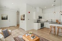 Building Photo - 2217 N Fitzhugh Ave