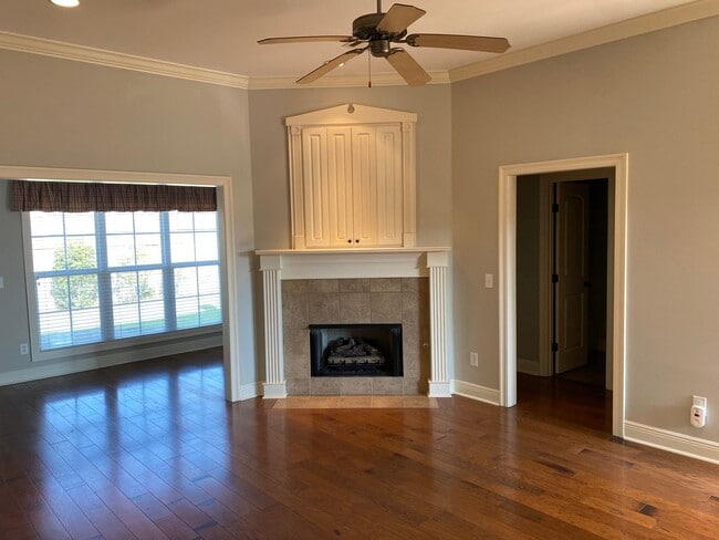 Building Photo - ****JUST REDUCED****720 Chombard Dr Brando...