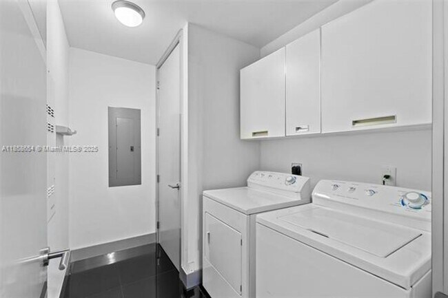Building Photo - 18201 Collins Ave