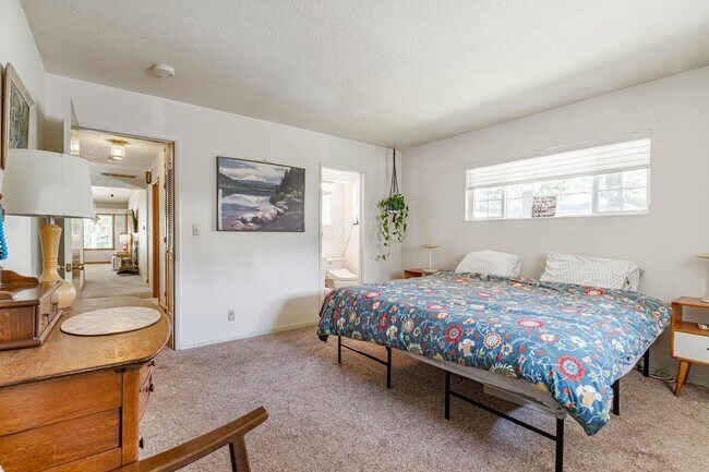 Building Photo - Charming 3-bdrm/2-bath Mid-Century ranch—A...