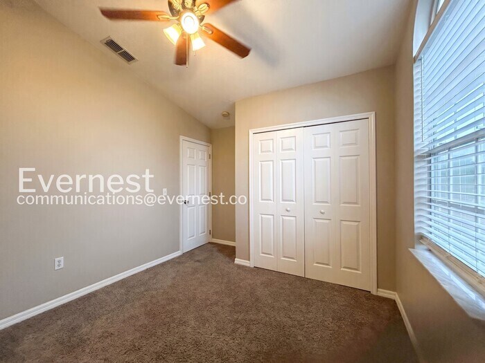 Building Photo - 3435 Village Green Ct