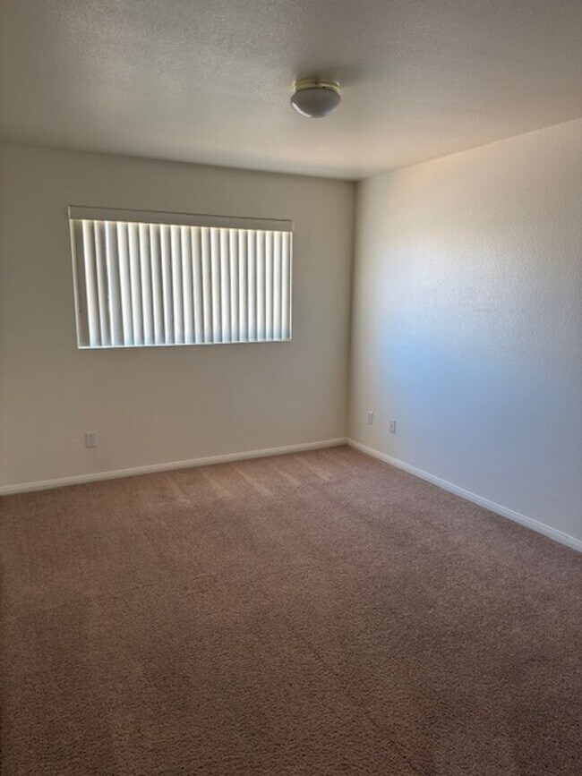 Building Photo - LARGE Spacious 5 Bedroom Single Family Home!!
