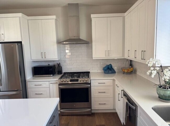 Building Photo - Spacious 3 Bedroom 3 Bath Home