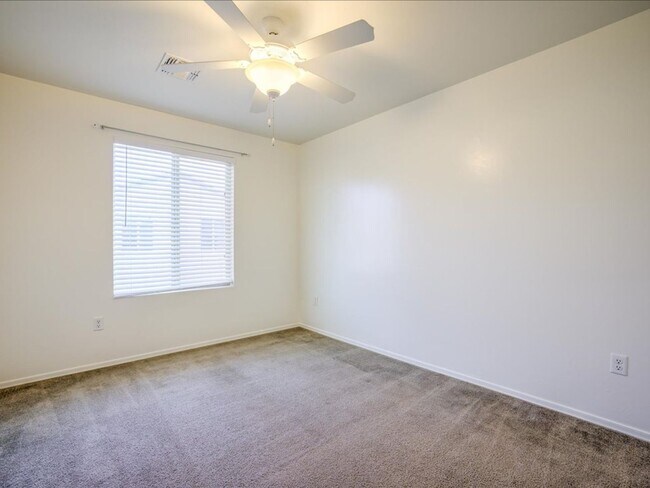 Building Photo - 4 Bedroom, 2.5 Bath COMMUNITY POOL!