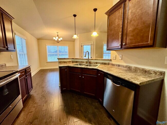 Building Photo - 102 Silvermoon Ln