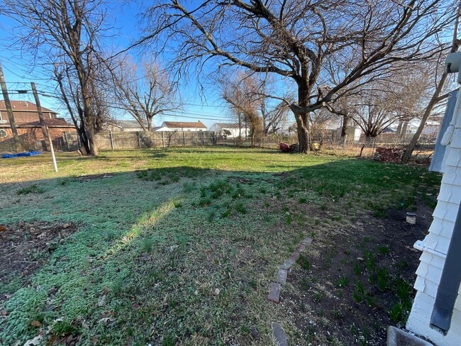 Building Photo - 2413 NE 27th St