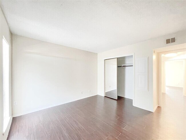 Building Photo - 3431 N Hills Dr