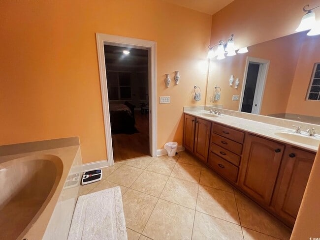 Building Photo - 584 Summerhill Dr