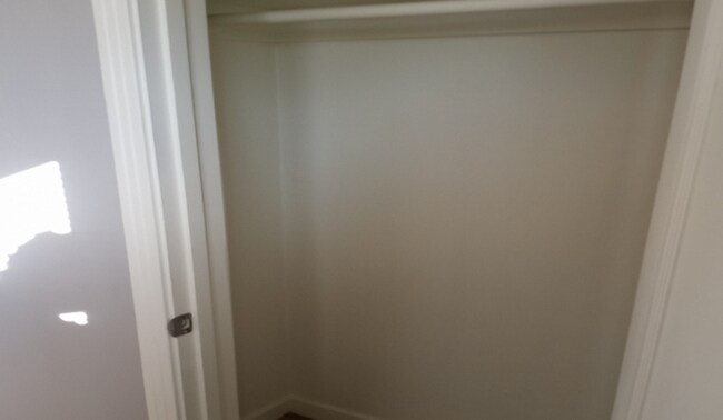 Building Photo - Bright & Cute 1-Bedroom Cottage – Availabl...