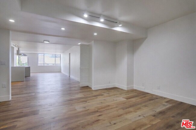 Building Photo - 435 N Oakhurst Dr