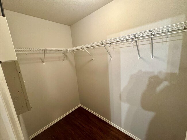 Building Photo - 205 Bluebonnet Tr