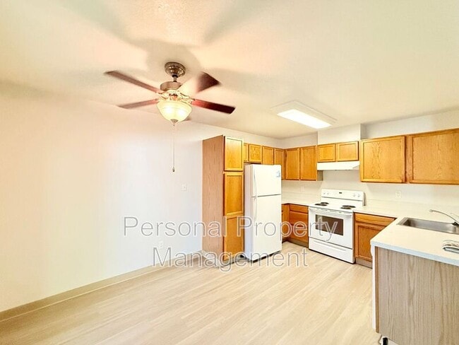 Building Photo - 3412 NE 66th Ave