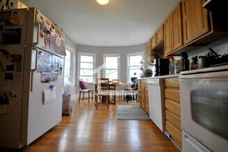 Building Photo - No Brokers Fee, Large 2 levels Unit on Washington Sq., Heat and Hot Water Included, Laundry on a ...