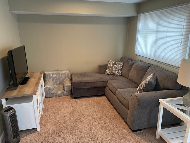 Building Photo - Beautifully updated Townhome in the West B...