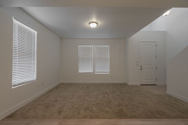 Building Photo - Well Maintained, 3 Bedroom and 2.5 Bathroom Townhome in Desert Color! Internet Included!