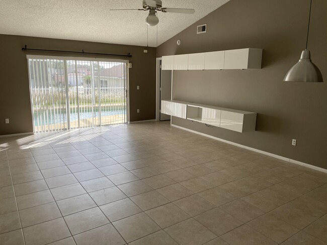 Building Photo - 3041 Bloomsbury Dr