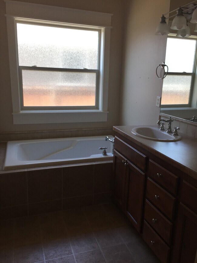 Building Photo - Very cute two story home in Boise / 3 bed,...