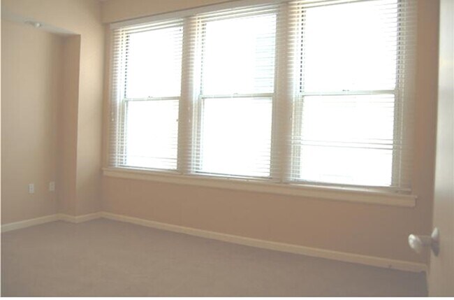 central bedroom - 66 Monroe Ave