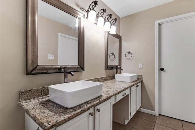 Building Photo - 15 Tulip Hill Ct