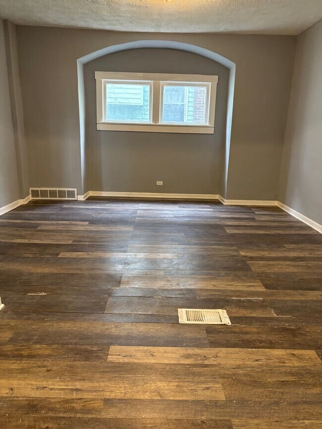 Building Photo - Section 8 & Eden Accepted! Charming spacio...
