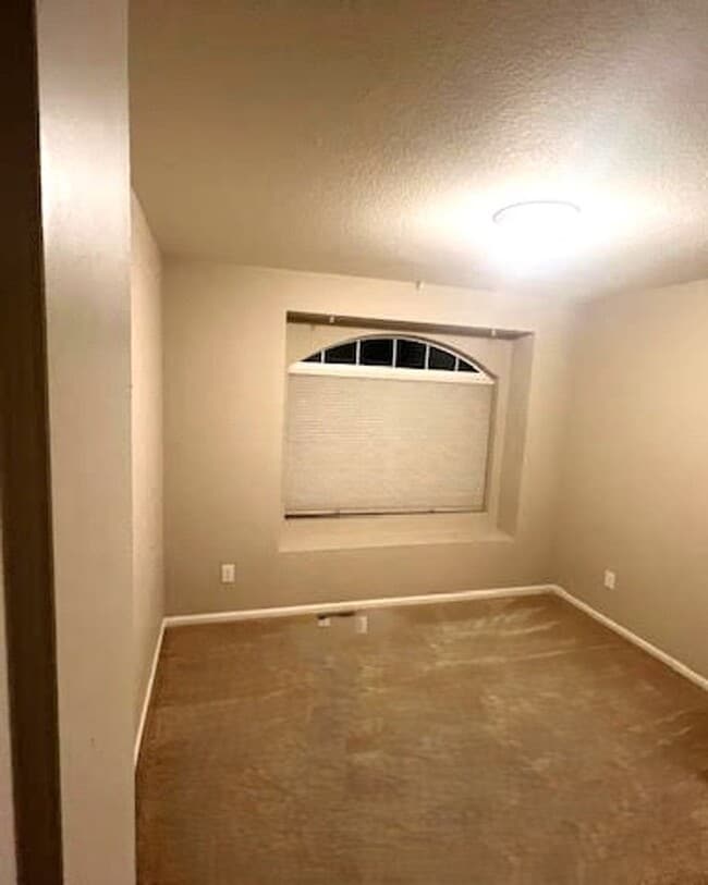 Building Photo - 4 bedroom 3 bathroom house AVAILABLE in Co...