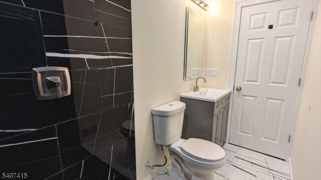 Building Photo - 7 Maple St