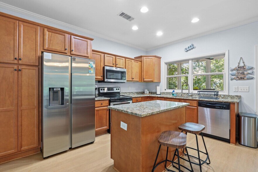 Building Photo - 204 Lake Breeze Ln