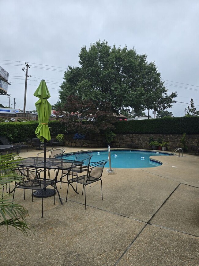 Building Photo - Lakeside Condo