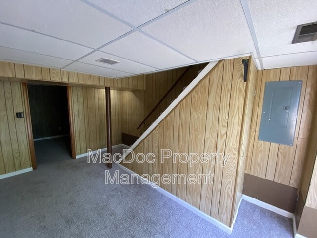 Building Photo - 219 Bells Hill Rd