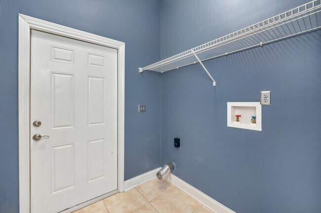 Building Photo - 4 Bedroom in Ideal Neighborhood!!